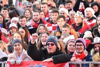 Desetine hiljada građana na dočeku hrvatske fudbalske reprezentacije Desetine hiljada građana na dočeku hrvatske fudbalske reprezentacije