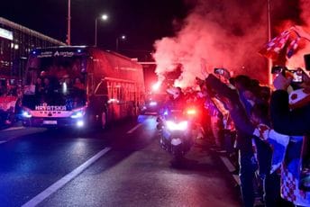 Nestvarne scene u Zagrebu: Doček ''vatrenih'' okupio preko 80.000 ljudi Nestvarne scene u Zagrebu: Doček ''vatrenih'' okupio preko 80.000 ljudi