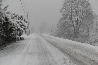 Snježne oluje u SAD, desetine hiljada potrošača bez struje Snježne oluje u SAD, desetine hiljada potrošača bez struje