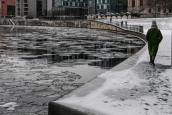 „Crni led“ paralisao Njemačku: Zatvorene škole, otkazani letovi, ima i poginulih „Crni led“ paralisao Njemačku: Zatvorene škole, otkazani letovi, ima i poginulih