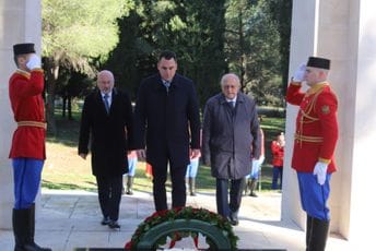 Delegacija Glavnog grada položila vijence na Spomenik Partizanu borcu Delegacija Glavnog grada položila vijence na Spomenik Partizanu borcu