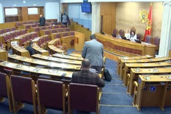 U Skupštini gotovo da nije bilo nikoga, Bojović: Izgradićemo opet kapelu na Lovćenu U Skupštini gotovo da nije bilo nikoga, Bojović: Izgradićemo opet kapelu na Lovćenu