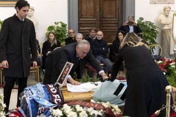 U Rimu sahranjen Siniša Mihajlović: Ispratila ga brojna velika fudbalska imena, ali i hiljade građana U Rimu sahranjen Siniša Mihajlović: Ispratila ga brojna velika fudbalska imena, ali i hiljade građana