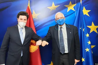 Abazovića Vlada se otvoreno legitimiše kao kočničar pristupnih pregovora sa EU i kocka se sa najvišim državnim interesom Abazovića Vlada se otvoreno legitimiše kao kočničar pristupnih pregovora sa EU i kocka se sa najvišim državnim interesom