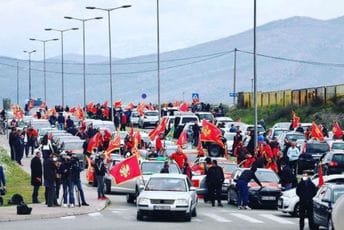 Auto kolona kreće od grafita Krsta Zrnova: Svi zajedno, da se crvene ulice Podgorice Auto kolona kreće od grafita Krsta Zrnova: Svi zajedno, da se crvene ulice Podgorice