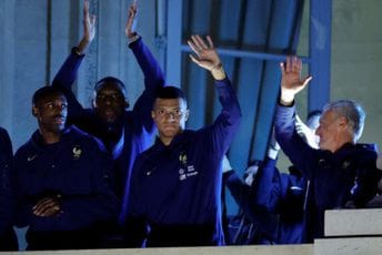 Uprkos porazu u finalu: Hiljade navijača dočekale u Parizu fudbalere Francuske Uprkos porazu u finalu: Hiljade navijača dočekale u Parizu fudbalere Francuske