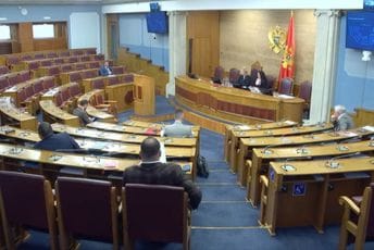 Prijedlog o tome da li je Đukanović prekršio Ustav skinut sa današnjeg dnevnog reda Prijedlog o tome da li je Đukanović prekršio Ustav skinut sa današnjeg dnevnog reda