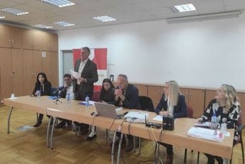 Profesori za platu pričaju priču iz „đedovog džepa“ Profesori za platu pričaju priču iz „đedovog džepa“