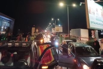 "Ima nas": U Podgoricu stigli građani svih krajeva Crne Gore (FOTO / VIDEO) "Ima nas": U Podgoricu stigli građani svih krajeva Crne Gore (FOTO / VIDEO)