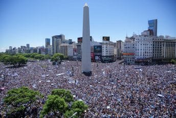 Milioni navijača na ulicama Buenos Ajresa, s nestrpljenjem očekuju dolazak igrača