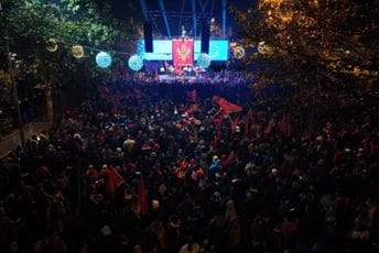 Počela je protestna šetnja, pogledajte kako protiče (FOTO/VIDEO)