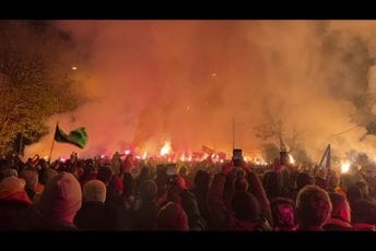 Pogledajte intoniranje himne na večerašnjem protestu (VIDEO)