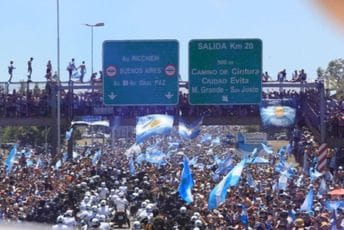 (VIDEO) Argentina: Pokušao da uskoči u autobus s fudbalerima, pa završio na asfaltu (VIDEO) Argentina: Pokušao da uskoči u autobus s fudbalerima, pa završio na asfaltu