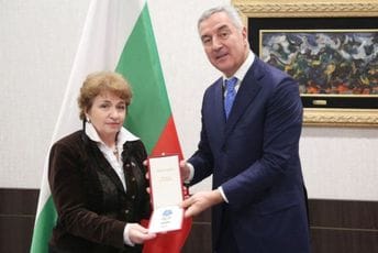 "Hvala što ste bili na strani evropske Crne Gore": Đukanović odlikovao ambasadorku Bugarske "Hvala što ste bili na strani evropske Crne Gore": Đukanović odlikovao ambasadorku Bugarske