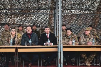 Abazović vojnicima: Obradovaćemo vas skromnom novčanom nagradom Abazović vojnicima: Obradovaćemo vas skromnom novčanom nagradom