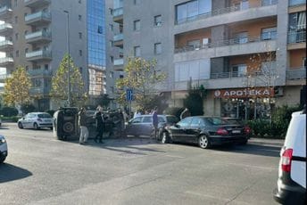 Udes u City kvartu: Automobil se prevrnuo na stranu Udes u City kvartu: Automobil se prevrnuo na stranu