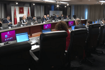 Šteta Vesne Bratić po budžet od tužbi 300.000 eura; Abazović: Bilo drugih načina da se smijene neki direktori škola Šteta Vesne Bratić po budžet od tužbi 300.000 eura; Abazović: Bilo drugih načina da se smijene neki direktori škola