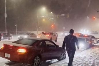 SAD i Kanada očekuju sniježni ciklon koji se dešava "samo jednoj generaciji": Već otkazano 2.000 letova SAD i Kanada očekuju sniježni ciklon koji se dešava "samo jednoj generaciji": Već otkazano 2.000 letova