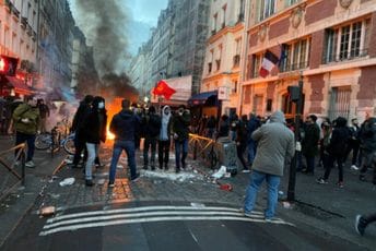 Neredi na mjestu pucnjave u Parizu, policija upotrijebila suzavac Neredi na mjestu pucnjave u Parizu, policija upotrijebila suzavac