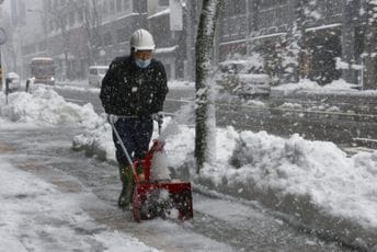 Sniježna oluja paralisala i Japan, stradalo 13 osoba Sniježna oluja paralisala i Japan, stradalo 13 osoba