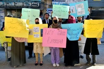 Ugušen protest Avganistanki: Talibani ih tukli granama i koristili vodene topove, uvedeno i još zabrana Ugušen protest Avganistanki: Talibani ih tukli granama i koristili vodene topove, uvedeno i još zabrana
