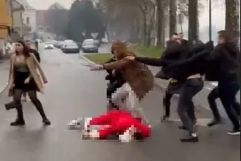 U Hrvatskoj krvnički tukli Djeda Mraza, među nasilnicima i vojnik U Hrvatskoj krvnički tukli Djeda Mraza, među nasilnicima i vojnik