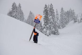 Lavina u Austriji zatrpala desetak ljudi, tragaju za nestalima Lavina u Austriji zatrpala desetak ljudi, tragaju za nestalima