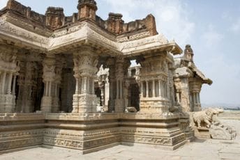 Hram koji proizvodi zvukove zvona i udaraljki Hram koji proizvodi zvukove zvona i udaraljki