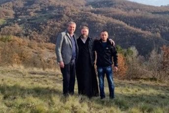 U Podgorici proklinjao sa govornice ispred hrama, na Kosovo ušao ilegalno U Podgorici proklinjao sa govornice ispred hrama, na Kosovo ušao ilegalno