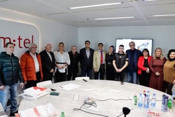 Vrijednim poklonima penzionerima uljepšali predstojeće praznike Vrijednim poklonima penzionerima uljepšali predstojeće praznike