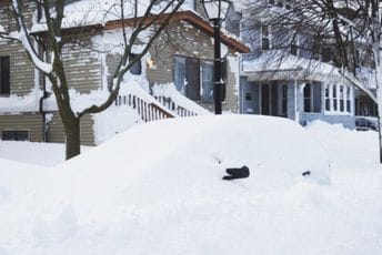 SAD: Istorijska oluja još traje, u automobilima nalazili smrznute ljude SAD: Istorijska oluja još traje, u automobilima nalazili smrznute ljude