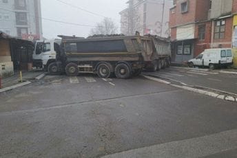 Barikada i u sjevernom dijelu Kosovske Mitrovice Barikada i u sjevernom dijelu Kosovske Mitrovice