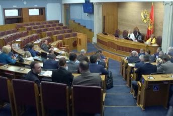 Parlamentarna većina: Ustavni sud da obustavi izvršenje ukaza o raspuštanju Skupštine