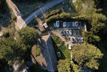 Mještani grčkog gradića krili arsenal oružja: Policija vršila pretrese 20 dana, uhapšeno 14 ljudi Mještani grčkog gradića krili arsenal oružja: Policija vršila pretrese 20 dana, uhapšeno 14 ljudi