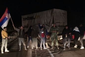 Blokiran prelaz Merdare, saobraćaj obustavljen u oba smjera Blokiran prelaz Merdare, saobraćaj obustavljen u oba smjera