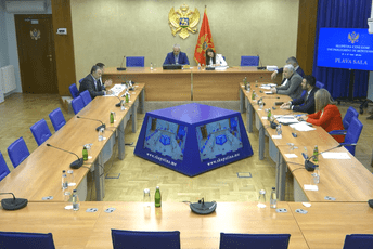 Vojinović: Novac za vjerske škole je kao podrška vjerskim objektima, nema kršenja zakona; Jelušić: Obuzima me stid Vojinović: Novac za vjerske škole je kao podrška vjerskim objektima, nema kršenja zakona; Jelušić: Obuzima me stid