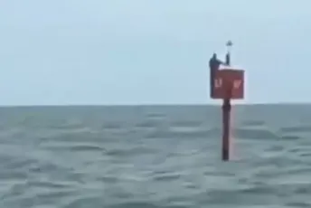 Pao sa čamca, dva dana proveo na bovi, pomirio se sa smrću, a onda je spašen Pao sa čamca, dva dana proveo na bovi, pomirio se sa smrću, a onda je spašen