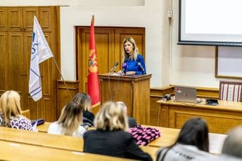 Cerović: U 2022. ostvareni najbolji rezultati, tražimo kompromis povodom dopunskog rada u privatnoj praksi Cerović: U 2022. ostvareni najbolji rezultati, tražimo kompromis povodom dopunskog rada u privatnoj praksi