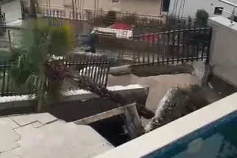 Sutomore: Urušio se dio objekta, a potom i ograda (VIDEO) Sutomore: Urušio se dio objekta, a potom i ograda (VIDEO)