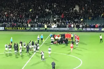 Strašne scene u Engleskoj: Fudbaler se srušio na terenu nakon sudijskog zvižduka Strašne scene u Engleskoj: Fudbaler se srušio na terenu nakon sudijskog zvižduka