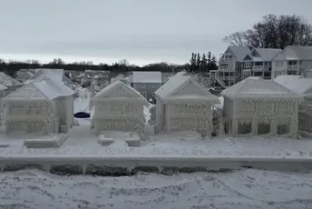 Apokaliptični prizori iz Kanade: Kuće uz jezero okovane debelim slojem leda Apokaliptični prizori iz Kanade: Kuće uz jezero okovane debelim slojem leda