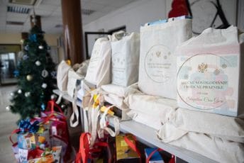 Skupština uručila novogodišnje paketiće Institutu za bolesti djece Skupština uručila novogodišnje paketiće Institutu za bolesti djece
