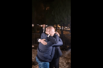 (VIDEO) Pogledajte susret Abazovića i radnika Željezare nakon potpisivanja ugovora (VIDEO) Pogledajte susret Abazovića i radnika Željezare nakon potpisivanja ugovora