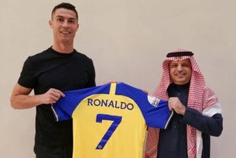 Najveća plata u istoriji fudbala: Ronaldo potpisao za Saudijce, evo i prve fotografije Najveća plata u istoriji fudbala: Ronaldo potpisao za Saudijce, evo i prve fotografije
