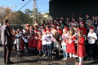 Dječijim novogodišnjim programom u Baru počela svečana ceremonija dočeka 2023. godine Dječijim novogodišnjim programom u Baru počela svečana ceremonija dočeka 2023. godine