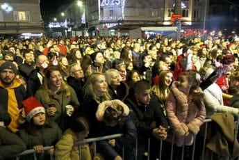 Veličanstvena noć u Tivtu obilježila doček Nove godine Veličanstvena noć u Tivtu obilježila doček Nove godine