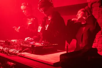 Uprkos ruskoj agresiji: U Kijevu organizovali novogodišnji rejv Uprkos ruskoj agresiji: U Kijevu organizovali novogodišnji rejv