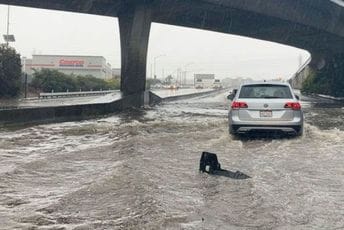 Jaka oluja u Kaliforniji: Naređena evakuacija Jaka oluja u Kaliforniji: Naređena evakuacija