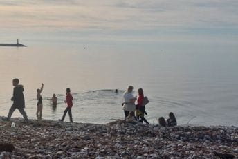 (FOTO) U Baru nema zime: Uživanje u januarskom kupanju (FOTO) U Baru nema zime: Uživanje u januarskom kupanju
