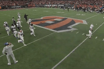 Drama u NFL-u: Igrač imao srčani udar Drama u NFL-u: Igrač imao srčani udar